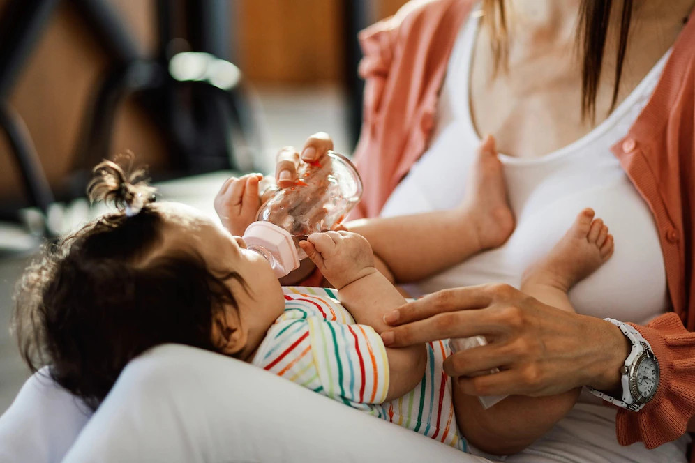 Kapan Sebaiknya Bayi Boleh Minum Air Putih?