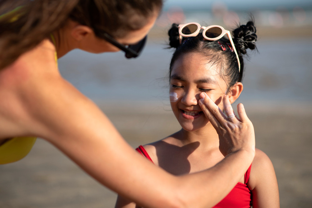 Sejak Usia Berapa Anak-Anak Perlu Menggunakan Sunscreen?