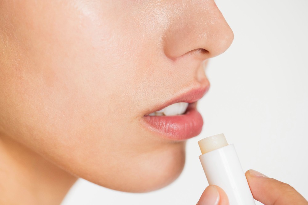 Benarkah Lip Balm Membuat Bibir Semakin Kering?