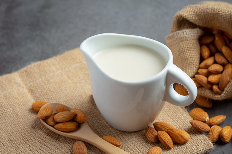 Kandungan Nutrisi Susu Almond (Almond Milk) dan Risiko Mengonsumsinya