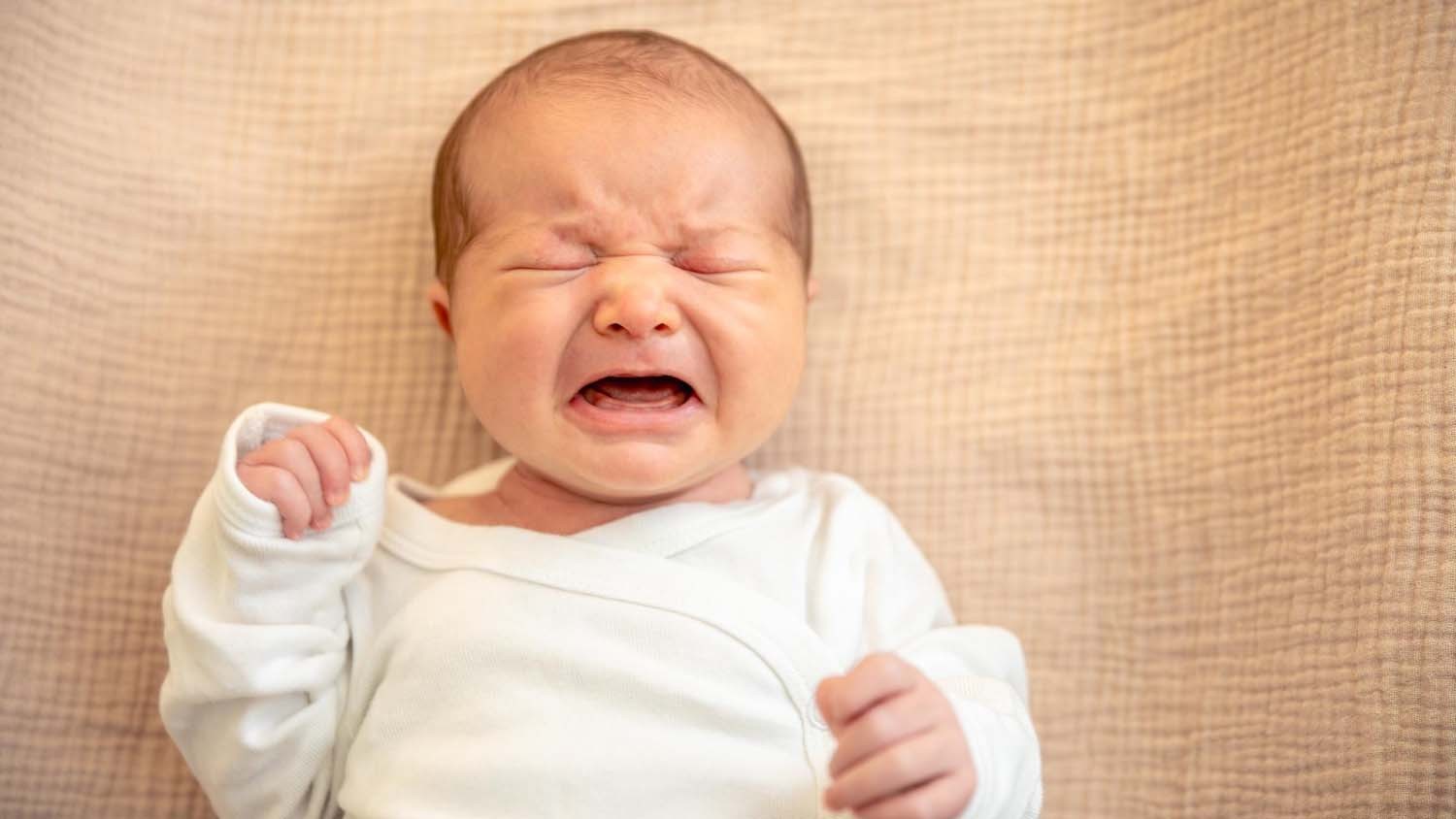 Cara Menenangkan Bayi Baru Lahir yang Menangis