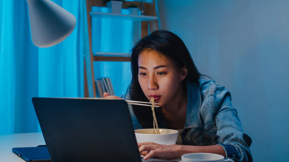 Gemar Makan di Tengah Malam, Mungkinkah Mengalami Night Eating Syndrome?