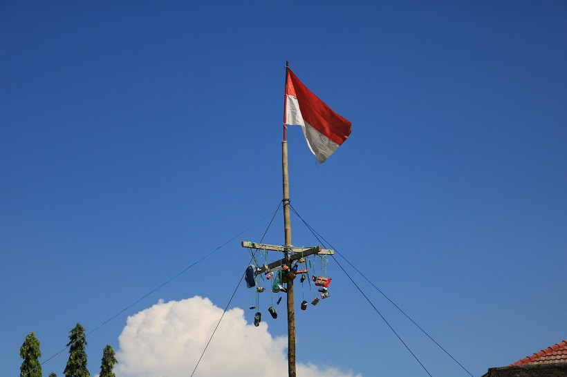 Ketahui Bahaya dan Risiko Lomba Panjat Pinang di Perayaan Hari Kemerdekaan