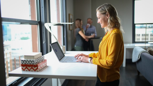 5 Kelebihan Bekerja dengan Standing Desk bagi Kesehatan