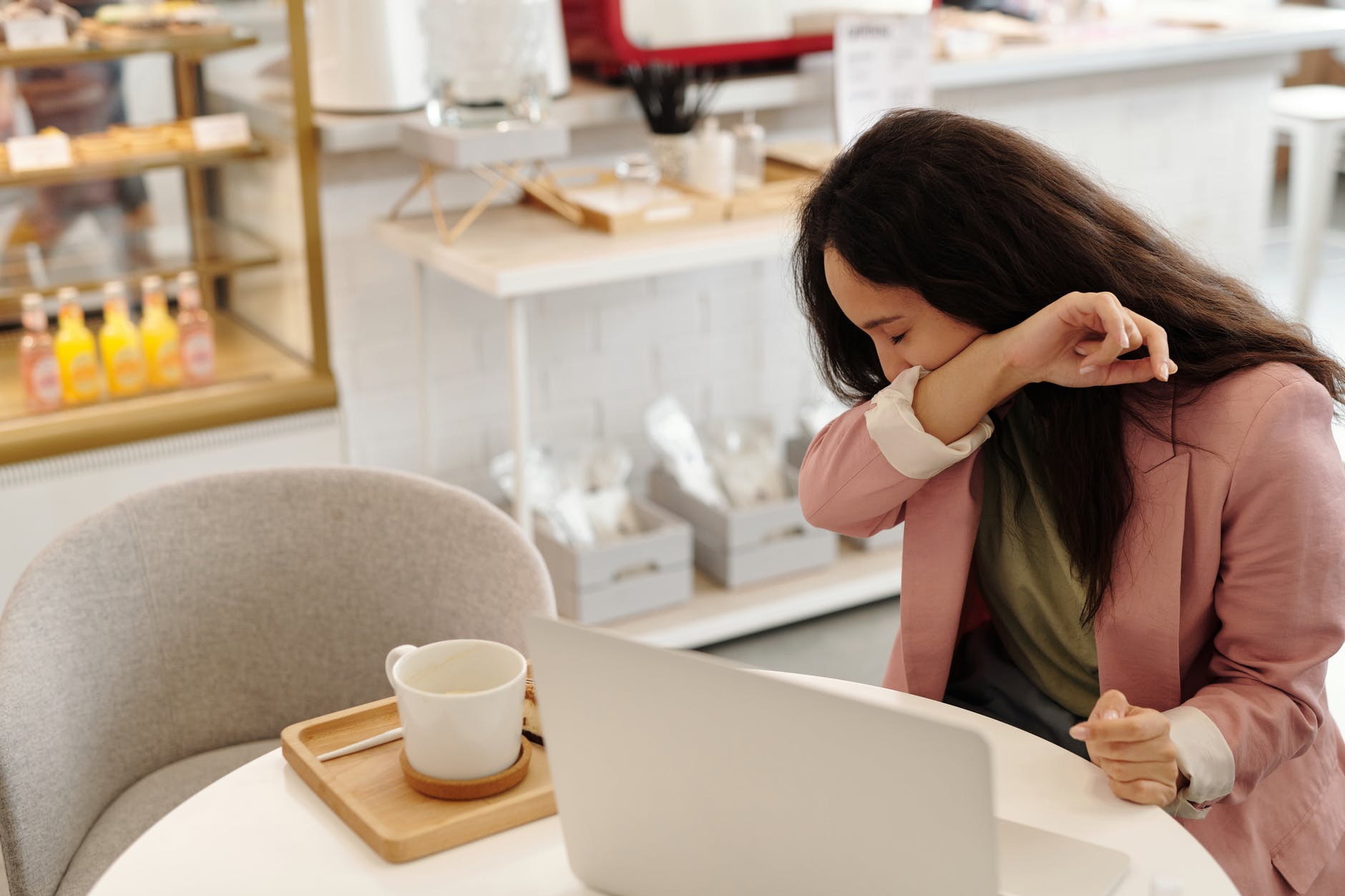 Bersin Saat Bepergian Keluar Rumah, Mungkinkah Karena Rhinitis Alergi?